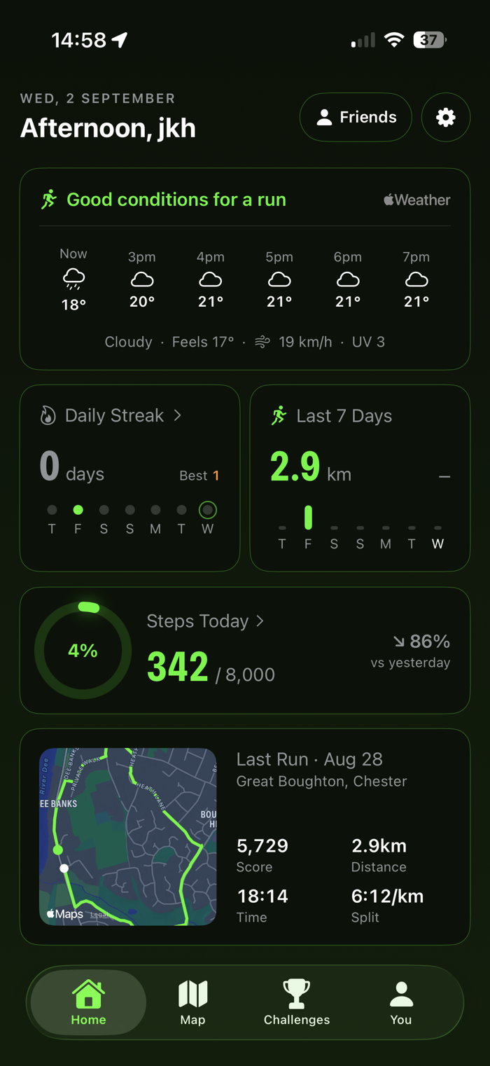 Runigo home screen: an hourly weather forecast with running conditions, a daily streak counter, a last-seven-days distance chart, a steps-today progress ring, and a summary of the last run with its map, score, distance, time and split.